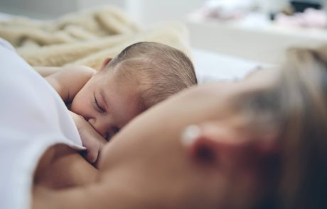 Newborn lying on the bed with her mother adobestock 251517002 - Když noci nikdy nekončí: jak vám může pomoci noční dula