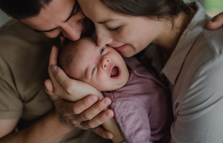 Close up of young parents holding and kissing their newborn baby indoors at home adobestock 459477114 - Když noci nikdy nekončí: jak vám může pomoci noční dula